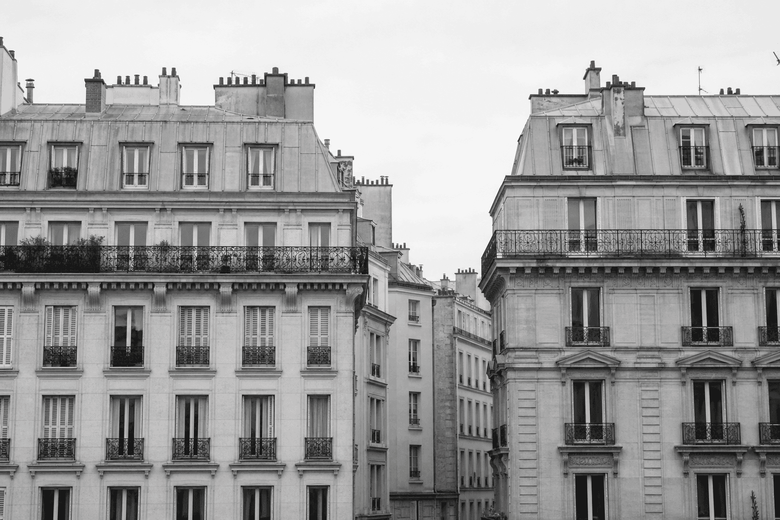 Façades haussmanniennes du 9e arrondissement de Paris, photographie en noir et blanc.